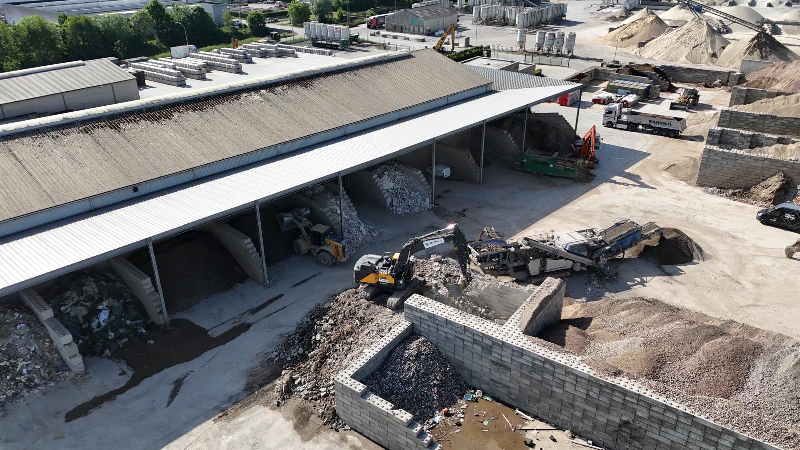 Containerpark voor het sorteren van afval en het verwerken tot grond- en bouwstoffen